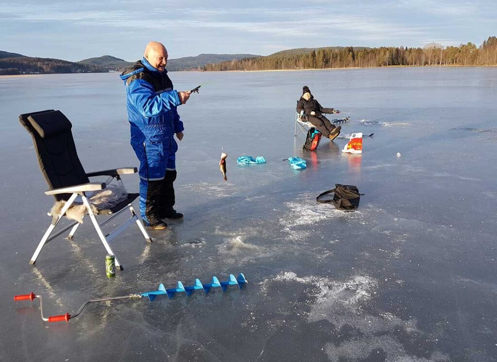 Isfiske aktiviteter på sigernessjøen utenfor Kongsvinger