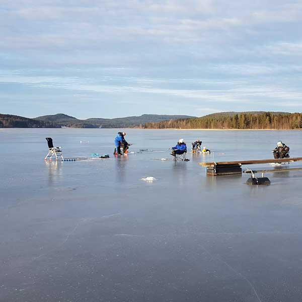 Isfiske ved Sigernesjøen Camping utenfor Kongsvinger i Innlandet