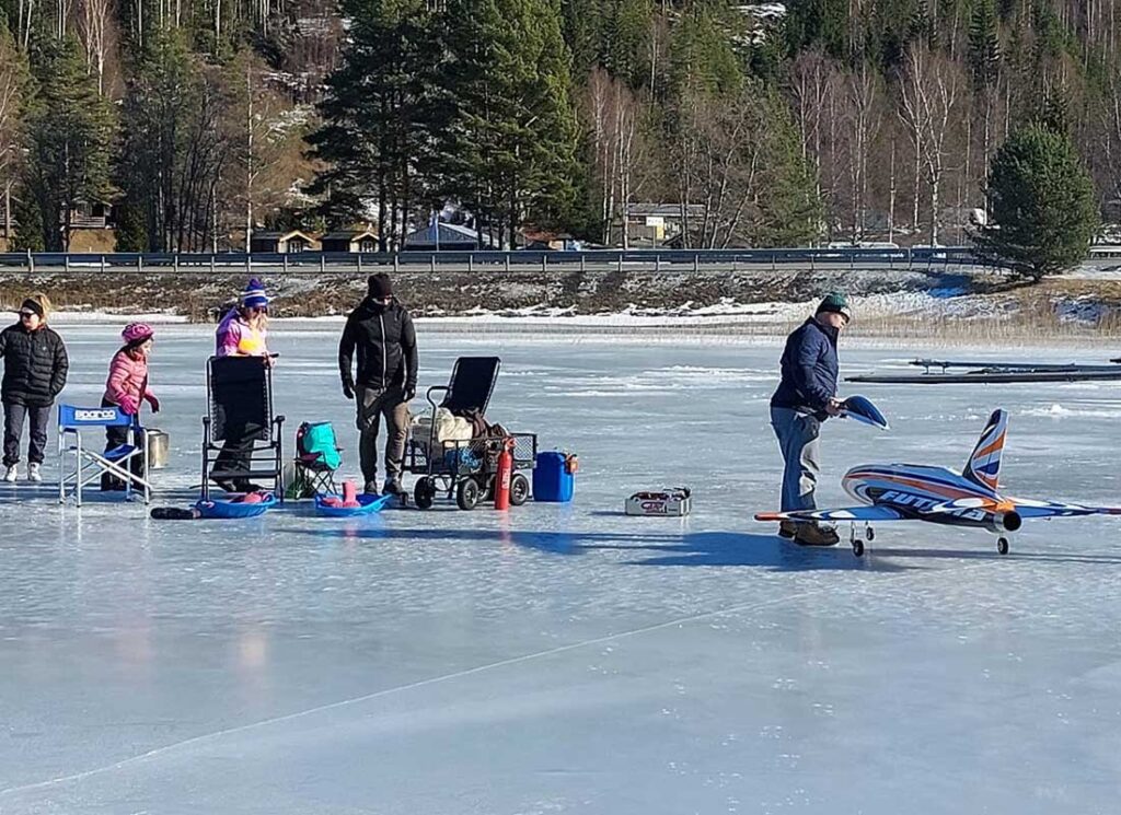 Modellfly aktiviteter på sigernessjøen utenfor Kongsvinger