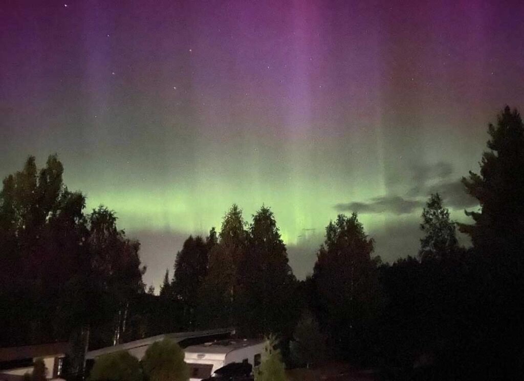 Nordlys sett fra Sigernesjøen Camping utenfor Kongsvinger i Innlandet